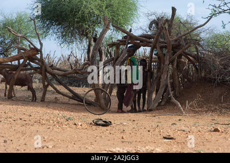 Turmi, Éthiopie - Nov 2018 : Groupe d'enfants de la tribu hamer à l'entrée de la cour. Vallée de l'Omo Banque D'Images