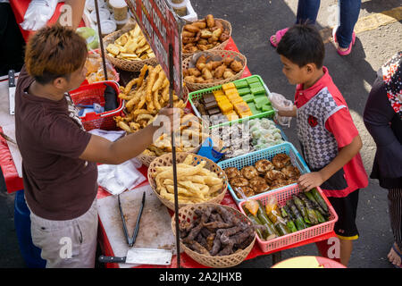 Kota Kinabalu, Malaisie - 05 juin, 2018 : Street food vendor vendent des produits alimentaires au marché de Kota Kinabalu. Banque D'Images