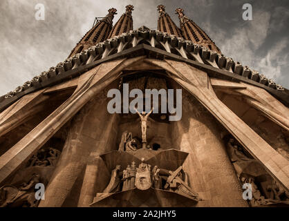 Façade de la Passion de La Sagrada Familia, la célèbre cathédrale de Barcelone conçu par Antonio Gaudi, avec cette façade dessinée par Joseph Subirachs Banque D'Images