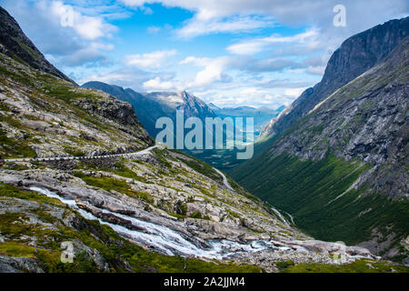 Trollstigen, Andalsnes, la Norvège. Cascade Stigfossen près de la célèbre Montagne Route Trollstigen. Banque D'Images