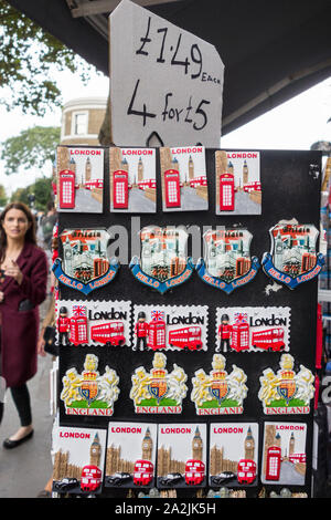 Babioles touristiques et de souvenirs à vendre à Notting Hill Gate, London, UK Banque D'Images