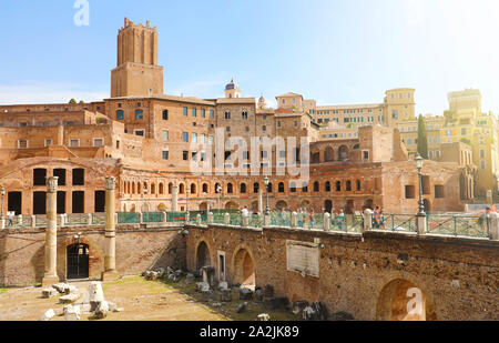 Forum et du marché de Trajan à Rome, Italie. Le célèbre vieux Forum de Trajan est l'une des principales attractions touristiques de la ville. L'architecture romaine antique et Banque D'Images