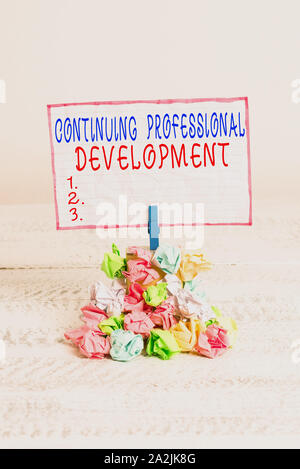 La main conceptuel montrant un développement professionnel continu. Le suivi et la documentation des sens Concept Rappel connaissances froissé couleur pile Banque D'Images