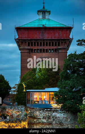 La première ville et ancienne capitale de la Bretagne romaine. Jumbo, montrant la tour théâtre mercury et mur romain de nuit Banque D'Images