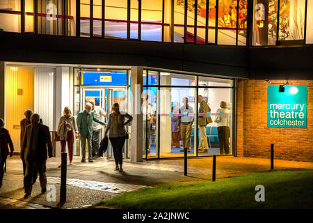 La première ville et ancienne capitale de la Bretagne romaine. Les GENS DE QUITTER LE THÉÂTRE DE MERCURE DANS LA NUIT Banque D'Images