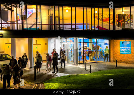 La première ville et ancienne capitale de la Bretagne romaine. Les GENS DE QUITTER LE THÉÂTRE DE MERCURE DANS LA NUIT Banque D'Images