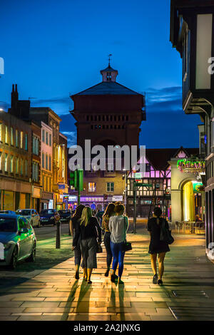 La première ville et ancienne capitale de la Bretagne romaine. Les femmes MARCHER JUSQU'À LA RUE HAUTE Banque D'Images