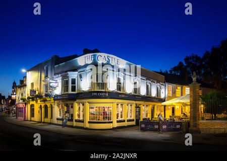 Une ville d'Essex historique, la première ville et ancienne capitale de la Bretagne romaine. Le Château de nuit pub Banque D'Images