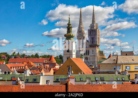 Voir l'historique de Zagreb ville haute avec toits et clochers sur belle journée ensoleillée. Droit Banque D'Images