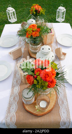 Décoration de table printemps pour quatre personnes dans la nature Banque D'Images