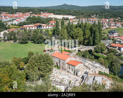 Vue de Sainte Marie de l'église romane et le Vilanova Vilanova bridge à Allariz, province de Pontevedra, Galice, Espagne Banque D'Images