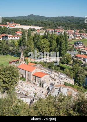 Vue de Sainte Marie de l'église romane et le Vilanova Vilanova bridge à Allariz, province de Pontevedra, Galice, Espagne Banque D'Images