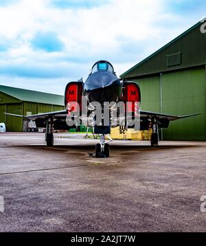 Mcdonnell douglas F4 Phantom FG1 XV582 BLACK MIKE debout à l'extérieur d'un hangar après avoir été restaurée par les services à St Athan GJD Banque D'Images