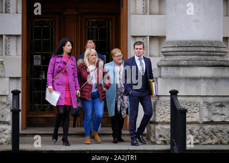 Belfast, en Irlande du Nord, Royaume-Uni. 3 octobre, 2019. Sarah Ewart (Bourgogne), sa mère Jane Christie (bleu clair) et Grainne Teggart d'Amnesty International (mauve) et l'équipe juridique de quitter la Haute Cour de Belfast Belfast après décision. Aujourd'hui, la Haute Cour a rendu un jugement en faveur de Mme Ewart que les lois canadiennes sur l'avortement en Irlande du Nord étaient en violation des engagements de l'homme du Royaume-Uni. Credit : JF Pelletier/Alamy Live News. Banque D'Images