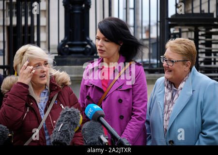 Belfast, en Irlande du Nord, Royaume-Uni. 3 octobre, 2019. Sarah Ewart (à gauche), sa mère Jane Christie(droite) et Grainne Teggart d'Amnesty International (au centre) rencontre les médias à l'extérieur de la Haute Cour de Belfast après la Cour se prononce sur la légalité des lois canadiennes sur l'avortement en Irlande du Nord. Aujourd'hui, la Haute Cour a rendu un jugement en faveur de Mme Ewart que les lois canadiennes sur l'avortement en Irlande du Nord étaient en violation des engagements de l'homme du Royaume-Uni. Credit : JF Pelletier/Alamy Live News. Banque D'Images