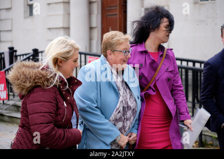 Belfast, en Irlande du Nord, Royaume-Uni. 3 octobre, 2019. Sarah Ewart (à gauche), sa mère Jane Christie (centre) et Grainne Teggart d'Amnesty International (droit) quitter la Haute Cour de Belfast après la Cour se prononce sur la légalité de l'Irlande du Nord sur les lois sur l'avortement un matin venteux. Aujourd'hui, la Haute Cour a rendu un jugement en faveur de Mme Ewart que les lois canadiennes sur l'avortement en Irlande du Nord étaient en violation des engagements de l'homme du Royaume-Uni. Credit : JF Pelletier/Alamy Live News. Banque D'Images