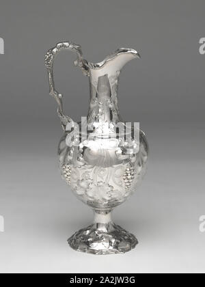 Pitcher, 1855/63, Cann et Dunn, American, 1855-1860, vendue par John Cox et Co., États-Unis, actif 1817-1863, New York, New York, d'argent, 38,1 × 15,2 × 17,8 cm (15 1/4 x 6 1/2 × 7 1/2 po Banque D'Images