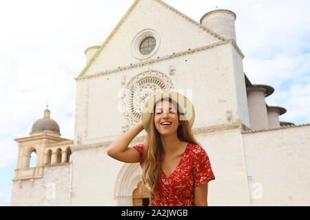 Portrait de belle fille de l'Ombrie. Mode jeune femme posant en face d'assise Basilique de Saint François. Voyages en Italie. Banque D'Images