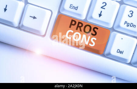 Écrit remarque montrant Pros cons. Concept d'affaires pour les facteurs favorables et défavorables ou de raisons de démontrer avec clavier pc blanc remarque pap Banque D'Images