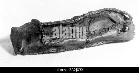 L'enfant Chaussure Toe Cornu, 16e siècle, en Angleterre, en cuir, 15 × 5,5 × 2,5 cm (5 7/8 x 2 1/8 × 1 dans Banque D'Images