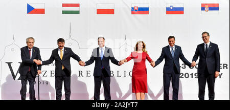 Lany, République tchèque. 06Th Oct, 2019. Présidents de gauche : République tchèque Milos Zeman, le hongrois Janos Ader, le polonais Andrzej Duda, Slovaque Zuzana Caputova, slovène Borut Pahor et le serbe Aleksandar Vucic tenir la main à Séance de photos avant l'ouverture de session plénière du Groupe de Visegrad (V4 ; République tchèque, Slovaquie, Pologne, Hongrie), de la Slovénie et de la Serbie de présidents, à Lany Chateau, la République tchèque, le Jeudi, Octobre 3, 2019. Photo : CTK/Alamy Live News Banque D'Images