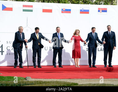 Lany, République tchèque. 06Th Oct, 2019. Présidents de gauche : République tchèque Milos Zeman, le hongrois Janos Ader, le polonais Andrzej Duda, Slovaque Zuzana Caputova, slovène Borut Pahor et le serbe Aleksandar Vucic tenir la main à Séance de photos avant l'ouverture de session plénière du Groupe de Visegrad (V4 ; République tchèque, Slovaquie, Pologne, Hongrie), de la Slovénie et de la Serbie de présidents, à Lany Chateau, la République tchèque, le Jeudi, Octobre 3, 2019. Photo : CTK/Alamy Live News Banque D'Images