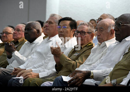 La Havane, Cuba. 1 octobre, 2019. Premier Secrétaire du Comité central du Parti Communiste de Cuba Raul Castro Ruz (3R), le Président cubain Miguel Diaz-Canel (5e R) et Ambassadeur de Chine Cuba Chen Xi (4e R) assister à une cérémonie à La Havane, Cuba, le 1er octobre 2019. Haut de dirigeants cubains ont participé à une cérémonie ici mardi pour célébrer le 70e anniversaire de la fondation de la République populaire de Chine (RPC). Credit : Joaquin Hernandez/Xinhua/Alamy Live News Banque D'Images