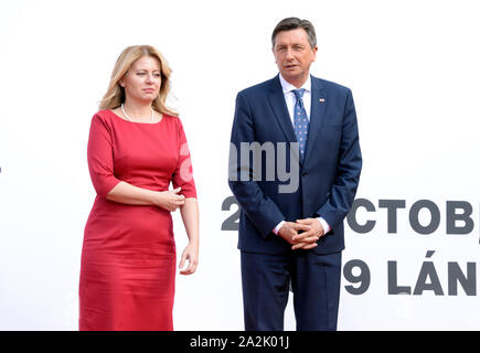 Lany, République tchèque. 06Th Oct, 2019. Le président slovaque Zuzana Caputova, gauche, et son homologue slovène Borut Pahor se préparer pour la session de photos avant l'ouverture de session plénière du Groupe de Visegrad (V4 ; République tchèque, Slovaquie, Pologne, Hongrie), de la Slovénie et de la Serbie de présidents, à Lany Chateau, la République tchèque, le Jeudi, Octobre 3, 2019. Photo : CTK/Alamy Live News Banque D'Images