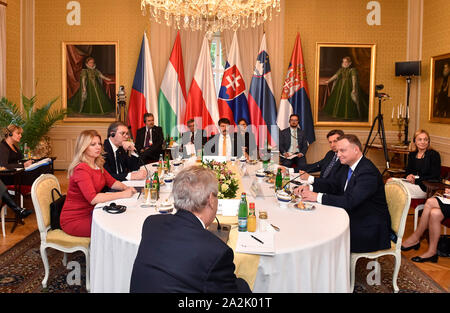 Lany, République tchèque. 06Th Oct, 2019. La table ronde des présidents, CW de l'avant : République tchèque Milos Zeman, Slovaque Zuzana Caputova Aleksandar Vucic, serbe, hongrois Janos Ader, slovène Borut Pahor et polonais Andrzej Duda lors de l'ouverture de session plénière du Groupe de Visegrad (V4 ; République tchèque, Slovaquie, Pologne, Hongrie), de la Slovénie et de la Serbie de présidents, à Lany Chateau, la République tchèque, le Jeudi, Octobre 3, 2019. Photo : CTK/Alamy Live News Banque D'Images