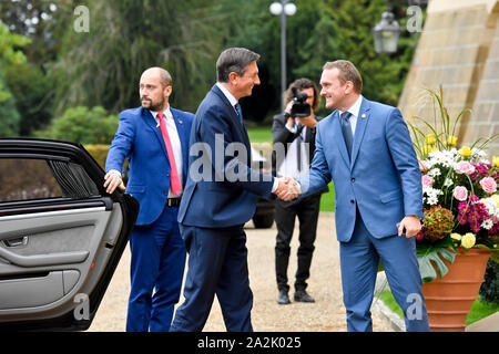 Lany, République tchèque. 06Th Oct, 2019. Chef de l'Office présidentiel section Protocole Vladimir Krulis, droite, se félicite le Président slovène Borut Pahor avant l'ouverture de session plénière du Groupe de Visegrad (V4 ; République tchèque, Slovaquie, Pologne, Hongrie), de la Slovénie et de la Serbie de présidents, à Lany Chateau, la République tchèque, le Jeudi, Octobre 3, 2019. Photo : CTK/Alamy Live News Banque D'Images