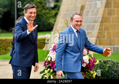 Lany, République tchèque. 06Th Oct, 2019. Chef de l'Office présidentiel section Protocole Vladimir Krulis, droite, se félicite le Président slovène Borut Pahor avant l'ouverture de session plénière du Groupe de Visegrad (V4 ; République tchèque, Slovaquie, Pologne, Hongrie), de la Slovénie et de la Serbie de présidents, à Lany Chateau, la République tchèque, le Jeudi, Octobre 3, 2019. Photo : CTK/Alamy Live News Banque D'Images