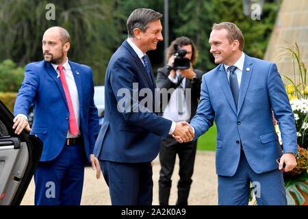 Lany, République tchèque. 06Th Oct, 2019. Chef de l'Office présidentiel section Protocole Vladimir Krulis, droite, se félicite le Président slovène Borut Pahor avant l'ouverture de session plénière du Groupe de Visegrad (V4 ; République tchèque, Slovaquie, Pologne, Hongrie), de la Slovénie et de la Serbie de présidents, à Lany Chateau, la République tchèque, le Jeudi, Octobre 3, 2019. Photo : CTK/Alamy Live News Banque D'Images