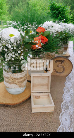 Numéro de table en bois avec trois décoration rétro - blancs et roses orange en pots Banque D'Images