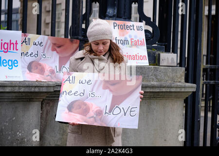 Des manifestants pro-vie du dehors la Haute cour de Belfast avec panneau "tout ce dont nous avons besoin, c'est l'amour" avec le nouveau-né Banque D'Images