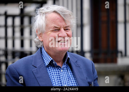 Les Allamby, Northern Ireland Human Rights Commission (NIHRC) Commissaire en chef, à l'extérieur de la Haute Cour de Belfast après décision de la loi sur l'avortement Banque D'Images