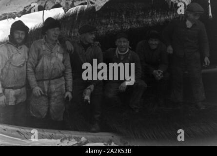 Der Mann Fabrikschiffes Besatzung des 'Jan Wellem' der deutschen Walfangflotte bei einer Pause, 1930er Jahre. Membre de l'équipage du navire-usine 'Jan Wellem' de la chasse allemande flotte ayant une pause, 1930. Banque D'Images