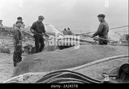 Männer bei der Arbeit auf einem pont une Schiff der deutschen Walfangflotte im Eismeer der Arktis dans années 1930, er Jahre. Les membres de l'équipage d'un navire de la flotte baleinière allemand dans la mer Arctique, 1930. Banque D'Images