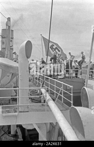 Hakenkreuzflagge Fabrikschiffs am Heck des 'Jan Wellem' auf Antarktisfahrt, Deutschland 1930 er Jahre. Drapeau à croix gammée à la poupe du navire-usine 'Jan Wellem' de la flotte baleinière allemand sur son voyage en Antarctique, l'Allemagne des années 1930. Banque D'Images