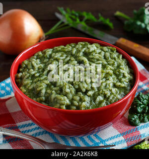 Risotto aux épinards crème dans un bol, Close up Banque D'Images