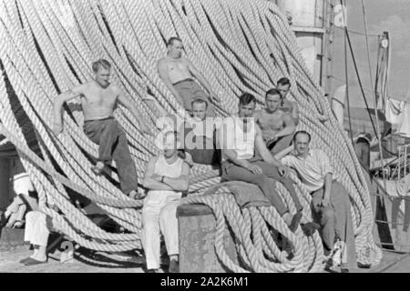 Männer der Besatzung des Fabrikschiffs «Jan Wellem' bei einer Pause, 1930er Jahre. Membres de l'équipage du navire-usine 'Jan Wellem' avoir une pause, 1930. Banque D'Images