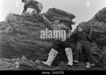 Drei Männer der Besatzung des Walfangfabrikschiffs «Jan Wellem' beim Klettern auf den Bergen der Insel Südgeorgien, 1930er Jahre. Trois membres de l'équipage du navire "facotry Jan Wellem' escalade en montagne en Géorgie du Sud, 1930. Banque D'Images