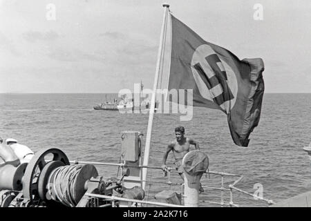 Blick vom Heck des Walfangfabrikschiffs «Jan Wellem' auf das Fangboot "Treff V', 1930er Jahre. Vue depuis l'arrière du navire-usine 'Jan Wellem' de la flotte allemande à la chasse baleinière bateau "Treff V', 1930. Banque D'Images