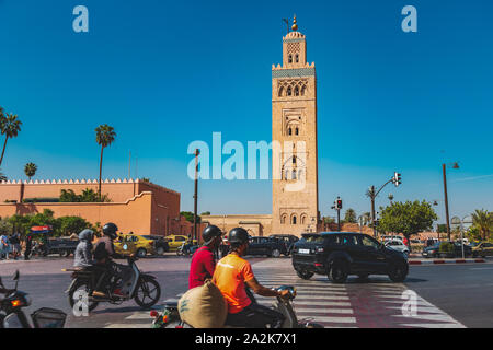 Marrakech, Maroc - 22 septembre 2019 : le trafic dans la route en face de la Koutoubia Banque D'Images