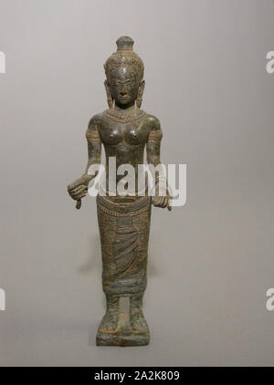 La Prajnaparamita, déesse de la sagesse, période d'Angkor, fin 12ème/début 13ème siècle, Cambodge, Cambodge, Bronze, 19,4 × 6,3 × 4,2 cm (7 5/8 x 2 1/2 x 1 5/8 po Banque D'Images