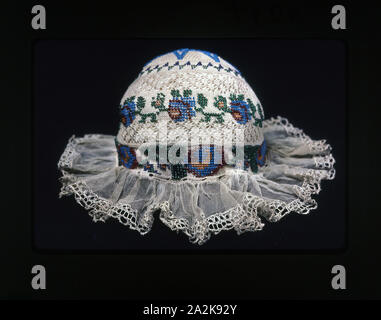 Cap de l'enfant, 19e siècle, l'Europe, l'Europe, de coton, de tricot de coton ordinaire avec la dentelle, bordés de dentelle de lin, de coton, à armure toile, perles de verre, 10,1 × 28,4 cm (4 × 11 1/4 in Banque D'Images