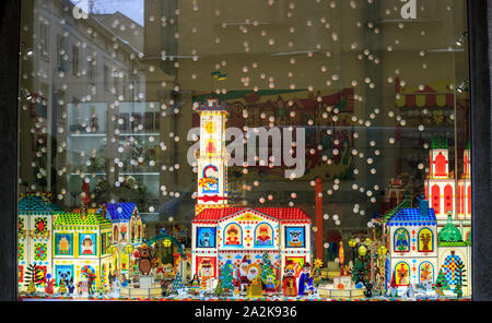 Lviv, Ukraine - 13 janvier 2019 : Candy store vitrine en verre avec des jouets figurines mini ville. Fenêtre store Atelier Caramel Banque D'Images