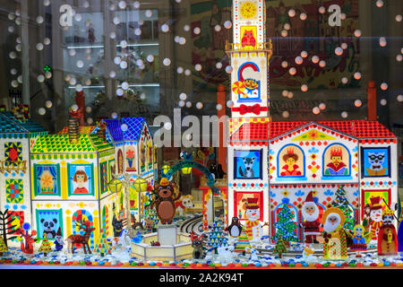 Lviv, Ukraine - 13 janvier 2019 : Candy store vitrine en verre avec des jouets figurines mini ville. Fenêtre store Atelier Caramel Banque D'Images