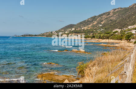 Corse Magnifique littoral avec plage rocheuse et tourquise l'eau claire à proximité d'Ajaccio, Corse, France. Banque D'Images