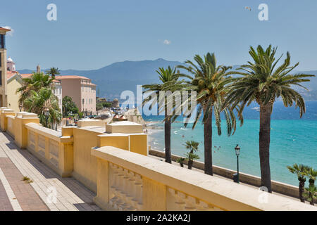 Paysage urbain plage Ajaccio avec la forteresse de Miollis. L'île de Corse, France. Banque D'Images