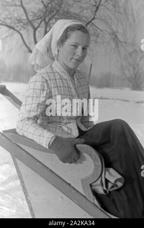 Eine junge Frau in einem Schlitten im Spreewald, Deutschland 1930 er Jahre. Une jeune femme dans un traîneau de Spreewald, Allemagne 1930. Banque D'Images